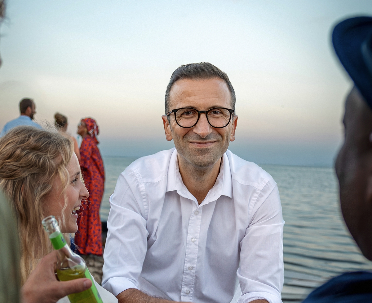 Samet Yilmaz mit Personen vor Wasser